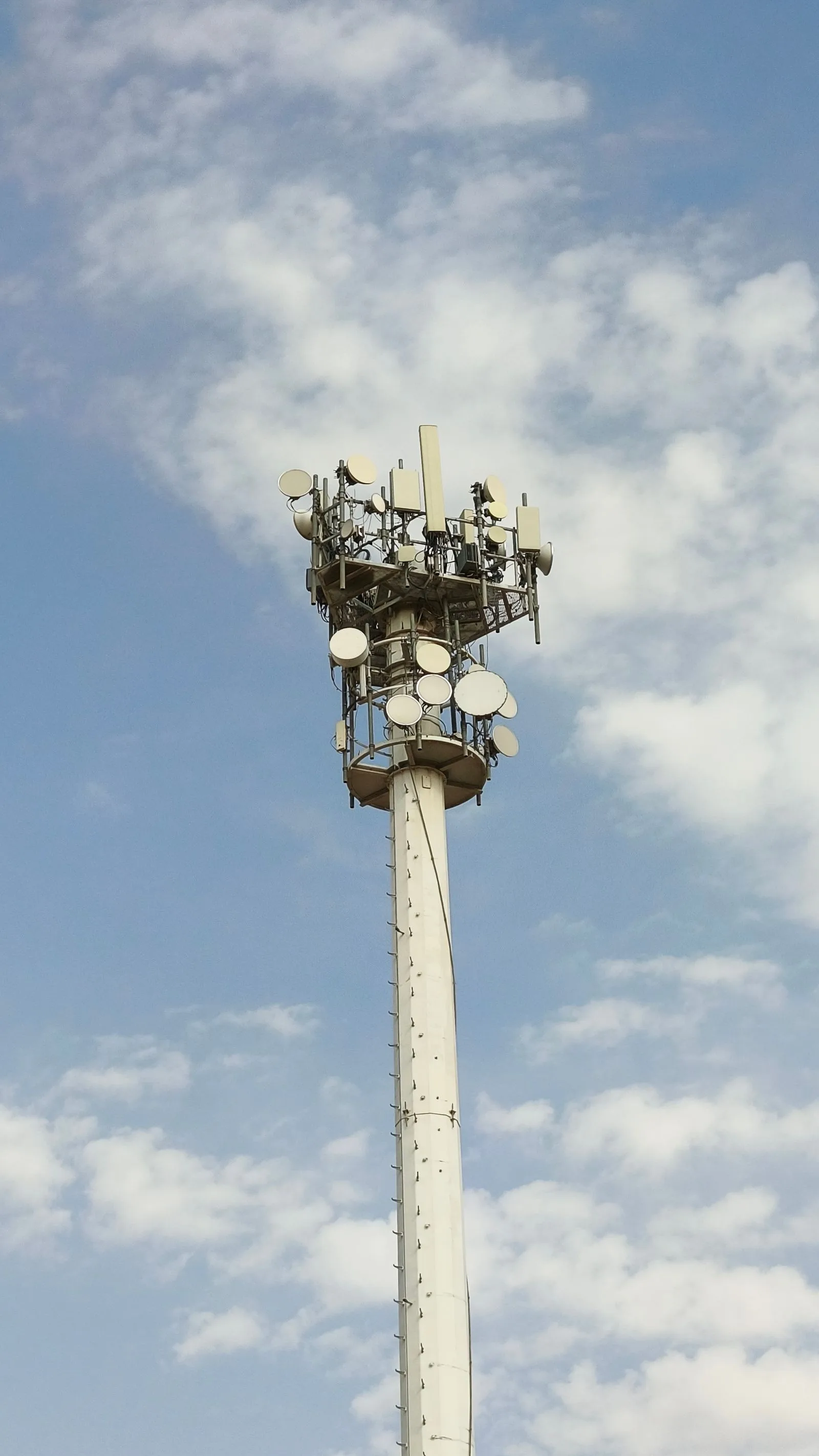 監管警示:FCC 設備認證已從「永久資格」降格為「可重新檢視的狀態」